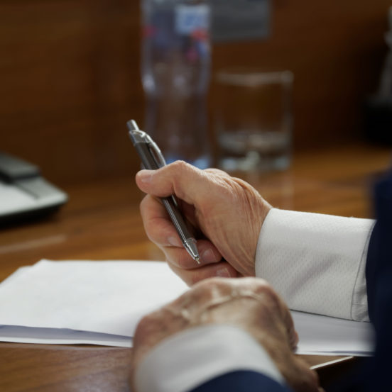 Personne signant un papier